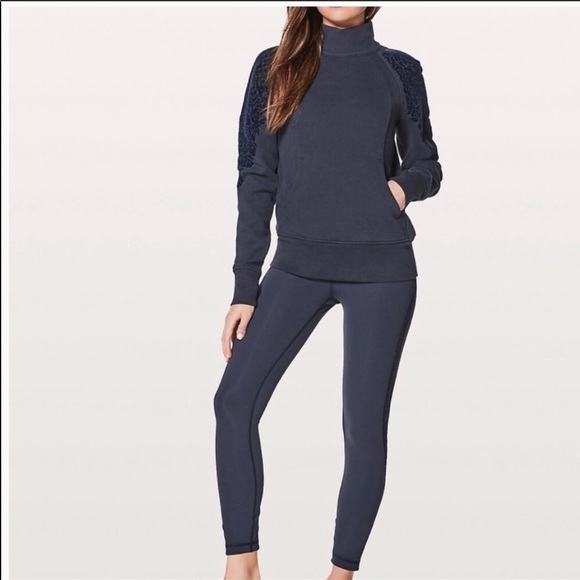 Lululemon navy floral flock pullover like new 6 - Picture 2 of 3